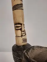 Afrikaans houtsnijwerk met beensculptuur – foto 8 – kavel bij De Kringwinkel, Ronse