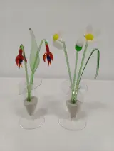 Set glazen bloemen in vaasjes – kavel bij De Kringwinkel, Ronse