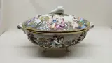 Italiaanse Capodimonte dekselschaal met reliëfdecoratie – kavel bij De Kringwinkel, Zottegem