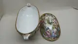 Italiaanse Capodimonte dekselschaal met reliëfdecoratie – foto 3 – kavel bij De Kringwinkel, Zottegem