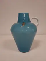 Blauwe vintage vaas met handvat en gouden sticker – kavel bij De Kringwinkel, Ronse
