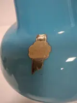 Blauwe vintage vaas met handvat en gouden sticker – foto 5 – kavel bij De Kringwinkel, Ronse