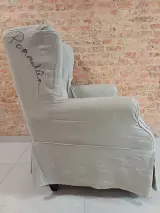 Beige fauteuil gesigneerd door Pommelien Thijs – foto 3 – kavel bij De Kringwinkel, Geraardsbergen