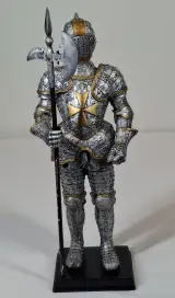 Veronese Myths & Legends ridder met Maltezer kruis en hellebaard – foto 4 – kavel bij De Kringwinkel, Geraardsbergen