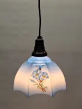 Vintage hanglamp met 3 extra verwisselbare opalineglazen kappen – handbeschilderd bloemendecor – foto 4 – kavel bij De Kringwinkel, Gent
