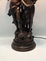 Romantische tafellamp naar Auguste Moreau - sculpturaal decor met twee amberkleurige bloemkappen – foto 2 – kavel bij De Kringwinkel, Gent