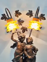 Romantische tafellamp naar Auguste Moreau - sculpturaal decor met twee amberkleurige bloemkappen – foto 3 – kavel bij De Kringwinkel, Gent
