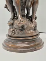 Romantische tafellamp naar Auguste Moreau - sculpturaal decor met twee amberkleurige bloemkappen – foto 4 – kavel bij De Kringwinkel, Gent