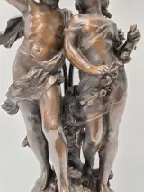 Romantische tafellamp naar Auguste Moreau - sculpturaal decor met twee amberkleurige bloemkappen – foto 5 – kavel bij De Kringwinkel, Gent