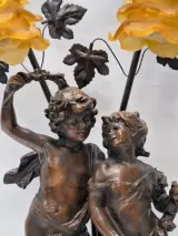 Romantische tafellamp naar Auguste Moreau - sculpturaal decor met twee amberkleurige bloemkappen – foto 6 – kavel bij De Kringwinkel, Gent