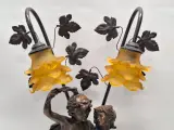 Romantische tafellamp naar Auguste Moreau - sculpturaal decor met twee amberkleurige bloemkappen – foto 7 – kavel bij De Kringwinkel, Gent