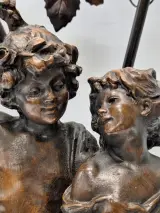 Romantische tafellamp naar Auguste Moreau - sculpturaal decor met twee amberkleurige bloemkappen – foto 8 – kavel bij De Kringwinkel, Gent