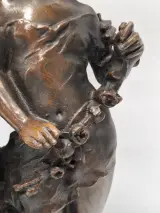 Romantische tafellamp naar Auguste Moreau - sculpturaal decor met twee amberkleurige bloemkappen – foto 9 – kavel bij De Kringwinkel, Gent