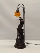 Romantische tafellamp naar Auguste Moreau - sculpturaal decor met twee amberkleurige bloemkappen – foto 10 – kavel bij De Kringwinkel, Gent