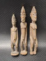 Zeldzame set van drie Dogon voorouderbeelden uit Mali West-Afrika – kavel bij De Kringwinkel, Gent