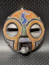 Set van drie vintage houten wandmaskers uit Afrika, Azie en Indonesie – foto 3 – kavel bij De Kringwinkel, Gent
