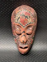 Set van drie vintage houten wandmaskers uit Afrika, Azie en Indonesie – foto 9 – kavel bij De Kringwinkel, Gent
