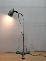 Origial Hanau vintage industriële vloerlamp – voormalig Deutsche Bundeswehr – foto 2 – kavel bij De Kringwinkel, Gent
