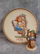 Originele Goebel Hummel set: Jaarbord 1976 en passend beeldje "Apple Tree Boy" – kavel bij De Kringwinkel, Gent