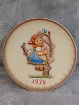 Originele Goebel Hummel set: Jaarbord 1976 en passend beeldje "Apple Tree Boy" – foto 2 – kavel bij De Kringwinkel, Gent