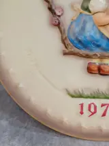 Originele Goebel Hummel set: Jaarbord 1976 en passend beeldje "Apple Tree Boy" – foto 3 – kavel bij De Kringwinkel, Gent