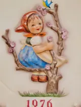 Originele Goebel Hummel set: Jaarbord 1976 en passend beeldje "Apple Tree Boy" – foto 4 – kavel bij De Kringwinkel, Gent