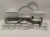 67-delig Porcelaine de Sologne servies met groene gemarmerde rand - Frankrijk – kavel bij De Kringwinkel, Gent