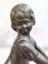 Karaktervol bronzen beeldje van een meisje – foto 3 – kavel bij De Kringwinkel, Gent
