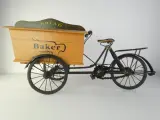 Miniatuur triporteur bakkersfiets – decoratief schaalmodel met broodbak – kavel bij De Kringwinkel, Heverlee
