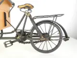 Miniatuur triporteur bakkersfiets – decoratief schaalmodel met broodbak – foto 3 – kavel bij De Kringwinkel, Heverlee