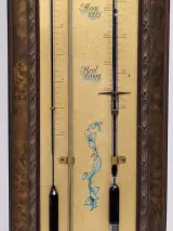 Vintage wandbarometer met thermometer in decoratieve houten lijst – foto 3 – kavel bij De Kringwinkel, Gent