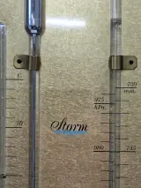 Vintage wandbarometer met thermometer in decoratieve houten lijst – foto 9 – kavel bij De Kringwinkel, Gent