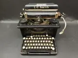 Antieke L.C. Smith & Corona typemachine – kavel bij De Kringwinkel, Ninove