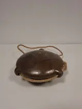 Antieke Franse Veldfles "Gourde Crapaud" – foto 3 – kavel bij De Kringwinkel, Ronse