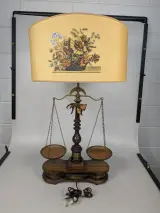 Decoratieve vintage tafellamp met weegschaalmodel en bloemenkap – kavel bij De Kringwinkel, Sint-Niklaas
