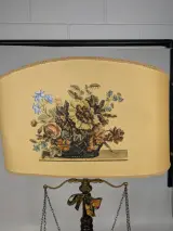 Decoratieve vintage tafellamp met weegschaalmodel en bloemenkap – foto 6 – kavel bij De Kringwinkel, Sint-Niklaas
