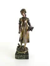 Vintage metalen beeld van jonge vrouw – kavel bij De Kringwinkel, Heverlee