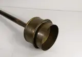 Antieke messing wasstamper met houten steel, Thérèse Luco – foto 4 – kavel bij De Kringwinkel, Turnhout