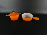 Vintage set van twee oranje geëmailleerde gietijzeren kookpotten, France – kavel bij De Kringwinkel, Heverlee