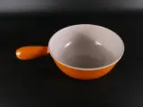 Vintage set van twee oranje geëmailleerde gietijzeren kookpotten, France – foto 2 – kavel bij De Kringwinkel, Heverlee