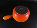 Vintage set van twee oranje geëmailleerde gietijzeren kookpotten, France – foto 4 – kavel bij De Kringwinkel, Heverlee