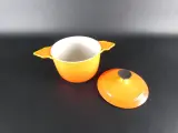 Vintage set van twee oranje geëmailleerde gietijzeren kookpotten, France – foto 6 – kavel bij De Kringwinkel, Heverlee