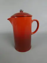 Le Creuset koffiepot met persfilter 1L in cerise – kavel bij De Kringwinkel, Diest