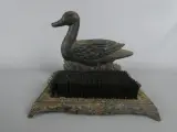 Vintage metalen schoenveger met eend decoratie – kavel bij De Kringwinkel, Diest