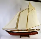 Groot houten scheepsmodel van klassieke zeilschoener, 120 cm – foto 3 – kavel bij De Kringwinkel, Turnhout
