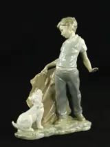 NAO by Lladró – “Niño Jugando con Cachorro” – Vicente Martínez – foto 2 – kavel bij De Kringwinkel, Antwerpen