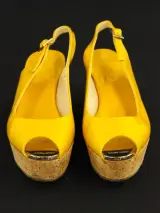 Jimmy Choo – okergele lakleren sleehakken met kurk – foto 2 – kavel bij De Kringwinkel, Antwerpen