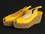 Jimmy Choo – okergele lakleren sleehakken met kurk – foto 3 – kavel bij De Kringwinkel, Antwerpen