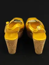 Jimmy Choo – okergele lakleren sleehakken met kurk – foto 4 – kavel bij De Kringwinkel, Antwerpen