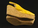 Jimmy Choo – okergele lakleren sleehakken met kurk – foto 6 – kavel bij De Kringwinkel, Antwerpen